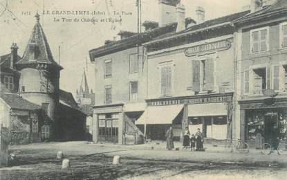 CPA FRANCE 38 " Le Grand Lemps, La place, la tour du château et l'église"