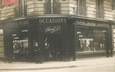 CARTE PHOTO FRANCE 75009 "Paris, Vente et achat marchandises d'occasion, angle Bld Clichy et rue Pierre Haret" / ANTIQUAIRE