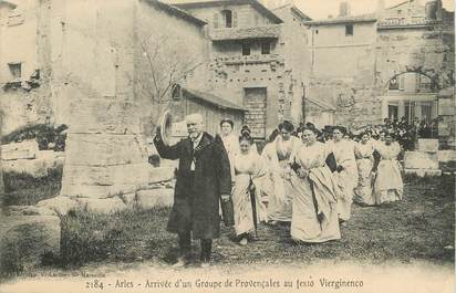 / CPA FRANCE FRANCE 13 "Arles, arrivée d'un groupe de provençales au fesio Vierginenco"