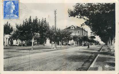 CPSM FRANCE 13 " Port St Louis du Rhône, Place des Poilus et Avenue d'Arles"