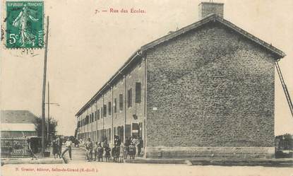 CPA FRANCE 13 " Salin de Giraud, Rue des Ecoles"