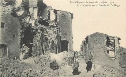 CPA FRANCE 13 " Vernègues, Entrée du village après le tremblement de terre du 11 juin 1909"