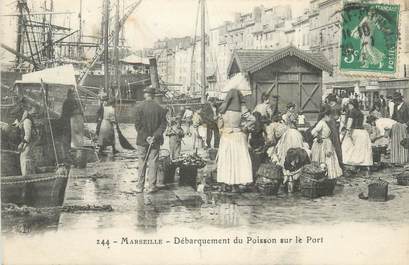CPA FRANCE 13 " Marseille, Débarquement du poisson sur le port"