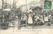 13 Bouch Du Rhone CPA FRANCE 13 " Marseille, Débarquement du poisson sur le port"