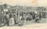 13 Bouch Du Rhone CPA FRANCE 13 " Marseille, Le vieux port, débarquement d'oranges"