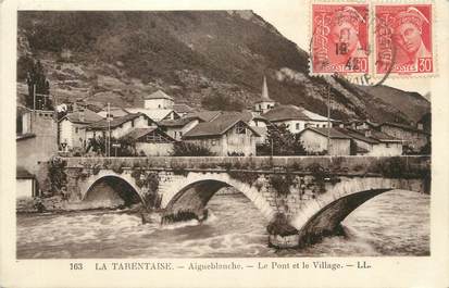 CPA FRANCE 73 " Aigueblanche, Le pont et le village"