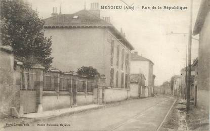 CPA FRANCE 38 " Meyzieu, Rue de la République"