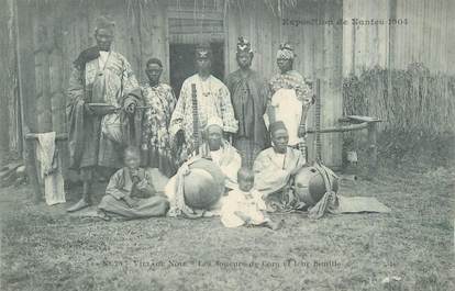 CPA FRANCE 44 " Nantes, Les joueurs de cora et leur famille" / VILLAGE NOIR / EXPOSITION DE 1904