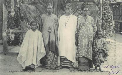 CPA FRANCE 49 "Angers, Groupe de jeunes filles et fillettes" / EXPOSITION DE 1906 / VILLAGE NOIR