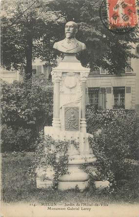 CPA FRANCE 77 " Melun, Le Jardin de l'Hôtel de Ville, Le Monumnt Gabriel Leroy"