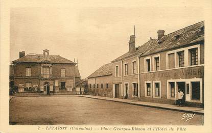 / CPA FRANCE 14 "Livarot, place Georges Bisson et l'hôtel de ville"