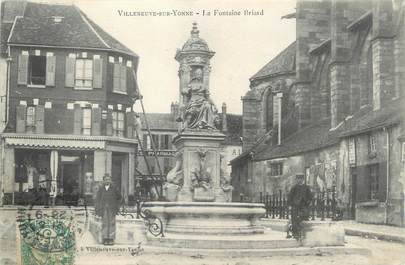 CPA FRANCE 89 " Villeneuve sur Yonne, La Fontaine Briard"