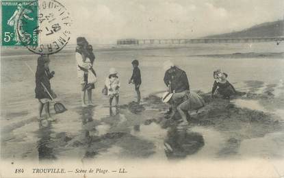 CPA FRANCE 14 "Trouville, Scène de plage"