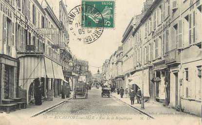 CPA FRANCE 17 " Rochefort sur Mer, Rue de la République"