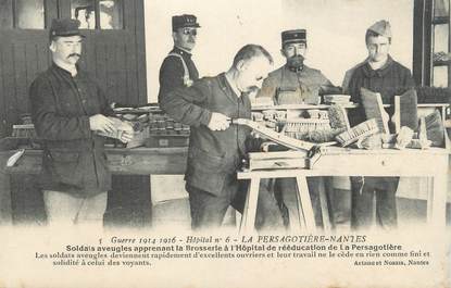 CPA FRANCE 44 " La Persagotière - Nantes, Soldats aveugles apprenant la brosserie à l'Hôpital de rééducation"