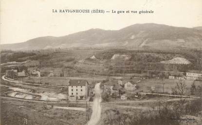 CPA FRANCE 38 " La Ravignhouse, La gare et vue générale"