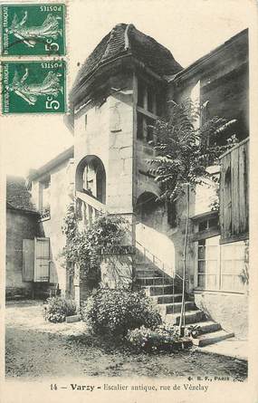 / CPA FRANCE 58 "Varzy, Escalier antique, rue de Vézelay"