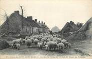 50 Manche CPA FRANCE 50 " Le Mont St Michel, Une rue du village, le départ du troupeau " / MOUTONS