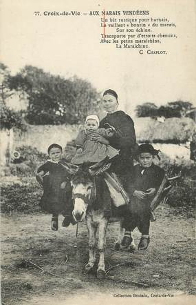 CPA FRANCE 85 " St Gilles Croix de Vie, Une femme et ses enfants aux Marais Vendéens"