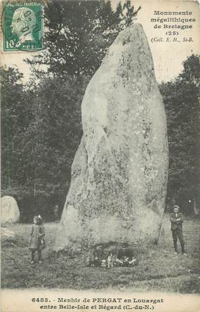 CPA FRANCE 22 " Pergat en Louargat, Un menhir" / MENHIR