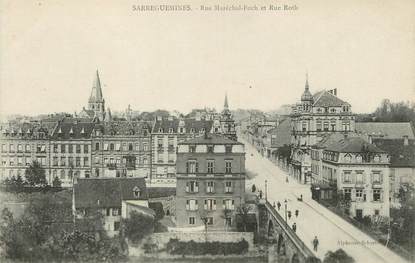 / CPA FRANCE 57 "Sarreguemines, rue Maréchal Foch et rue Roth"