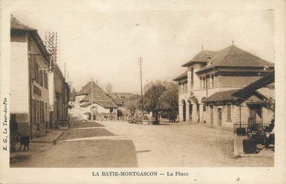 CPA FRANCE 38 " La Batie Montgascon, La place"