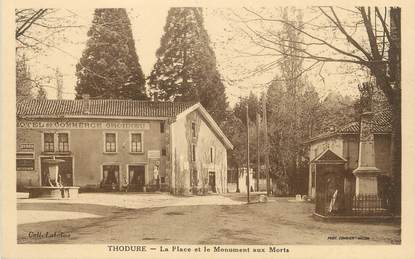 CPA FRANCE 38 " Thodure, La Place et le Monument aux Morts"