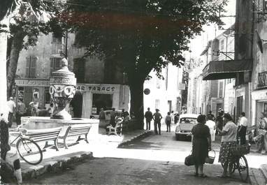 CPSM FRANCE 83 "Tourves, Place de l'Hôtel de Ville et Rue Sadi Carnot"