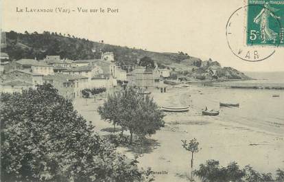 CPA FRANCE 83 " Le Lavandou, Vue sur le port"