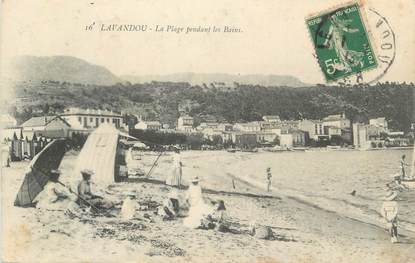 CPA FRANCE 83 " Le Lavandou, La plage pendant le bain"