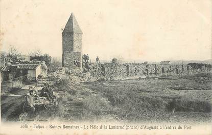 CPA FRANCE 83 " Fréjus, Les Ruines Romaines, le Môle et la Lanterne d'Auguste à l'entrée du port"