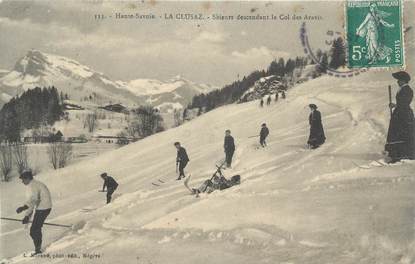 CPA FRANCE 74 " La Clusaz, Skieurs descendant le Col des Aravis" / SKI