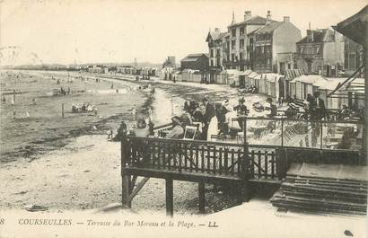 / CPA FRANCE 14 "Courseulles, terrasses du bar Moreau et la plage"