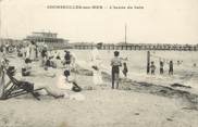 14 Calvado / CPA FRANCE 14 "Courseulles sur mer, l'heure du bain"