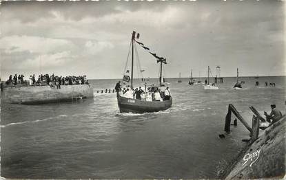 / CPSM FRANCE 14 "Courseulles sur Mer, entrée du port" / BATEAU