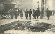 75 Pari CPA FRANCE 75008  "Les inondations de Paris, 1910, un affaissement du sol boulevard Haussmann"