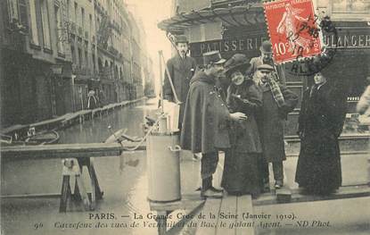 CPA FRANCE 75006 "Paris, les inondations de Paris, carrefour des rues de Verneuil et du Bac"