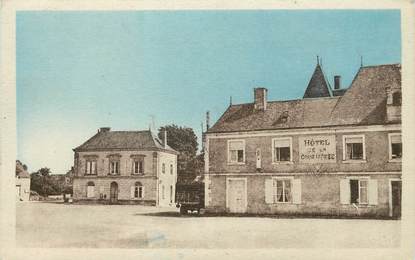 / CPA FRANCE 37 "Savigné sur Lathan, place de l'hôtel de ville et hôtel de la Cour izaurée"