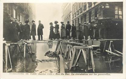 CPA FRANCE 75 " Paris 6ème, Rue du Bac, la circulation sur les passerelles" / INONDATIONS