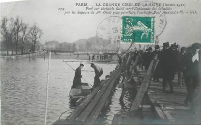CPA FRANCE 75 " Paris 7ème, Pont sur chevalets sur l'Esplanade des Invalides" / INONDATIONS