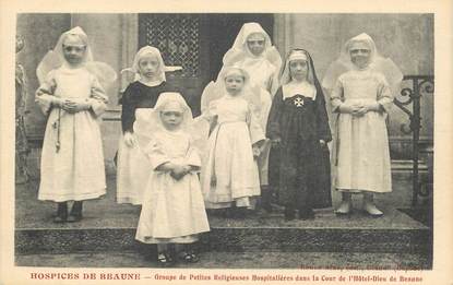 CPA FRANCE 21 "Beaune, groupe de petites religieuses dans la cour de l'Hotel Dieu de Beaune"