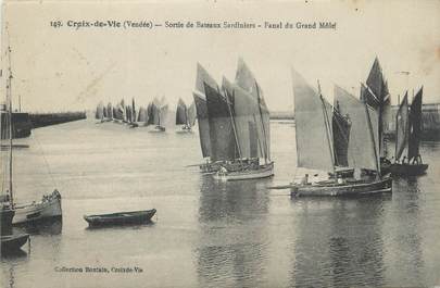 CPA FRANCE 85 " St Gilles Croix de Vie, Sortie de bâteaux Sardiniers, Fanal du Grand Môle"