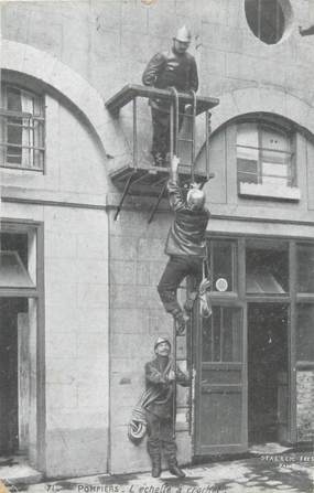 CPA POMPIERS " L'échelle à crochet " / PUBLICITE PHARMACIE NOUVELLE SIMON BLOIS