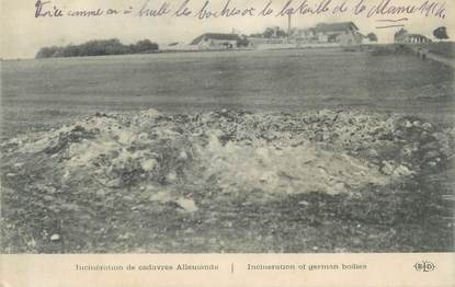 CPA MILITAIRE " Incinération de cadavres Allemands"