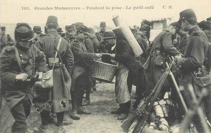 CPA MILITAIRE " Grandes manoeuvres pendant la pose , le petit café"