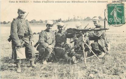 CPA MILITAIRE " Camp de Mailly, soldats d'infanterie " / MITRAILLEUSE