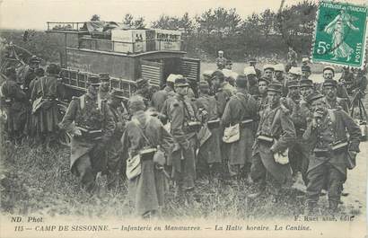 CPA MILITAIRE FRANCE 02 " Camp de Sissonne, Infanterie en manoeuvres, La cantine"