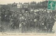 Militaire CPA MILITAIRE FRANCE 02 " Camp de Sissonne, Infanterie en manoeuvres, La cantine"