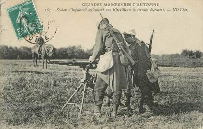 CPA MILITAIRE " Soldats d'infanterie actionnant une mitrailleuse" / MITRAILLEUSE