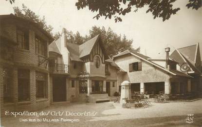 CPA ART DECO / EXPO DES ARTS DECORATIFS 1925 " Une rue du village Français"